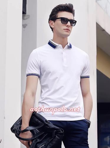 Áo thun trắng cổ sọc