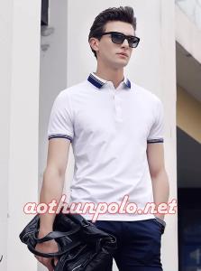 Áo thun trắng cổ sọc
