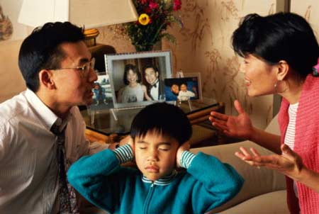 Đứa trẻ tội nghiệp đã bị người lớn kéo vào “cuộc chiến” hôn nhân