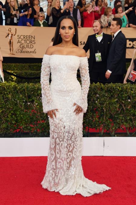 Kerry Washington đ&atilde; diện một chiếc v&aacute;y Cavalli Couture đến dự lễ trao giải SAG 2017, tuy nhi&ecirc;n, điểm thu h&uacute;t ch&uacute; &yacute; nhất lại l&agrave; phụ kiện ở tay &aacute;o của Kerry với th&ocirc;ng điệp thể hiện sự ủng hộ của nữ diễn vi&ecirc;n n&agrave;y d&agrave;nh cho những mảnh đời bị x&ocirc; gạt ra ngo&agrave;i lề x&atilde; hội