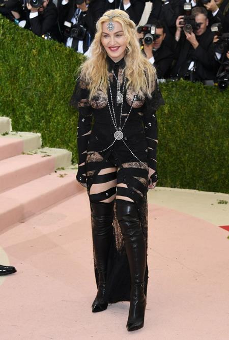 Kh&ocirc;ng chỉ khoe được vẻ gợi cảm, bốc lửa, bộ trang phục m&agrave; Madonna mặc tại Met Gala 2016 c&ograve;n l&agrave; lời ph&aacute;t ng&ocirc;n mạnh mẽ đấu tranh cho nữ quyền