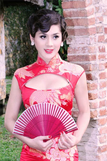 Lâm Chi Khanh duyên dáng với xường xám
