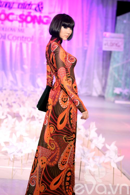 Ngọc Quy&ecirc;n 'lột x&aacute;c' từ k&iacute;n đ&aacute;o đến sexy - 2