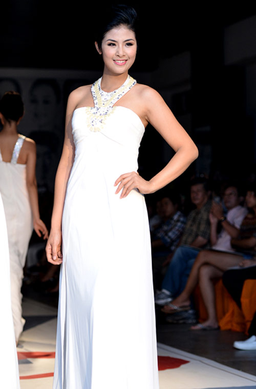 4 kiểu tóc đẹp mê mẩn của Hoa hậu - 4